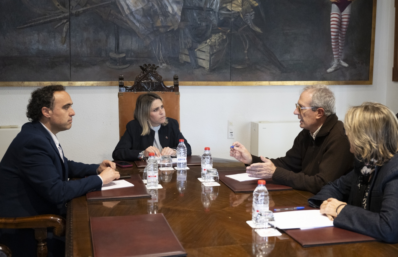 Marta Barrachina trasllada als veïns de Torre La Sal la seua ferm defensa del patrimoni litoral