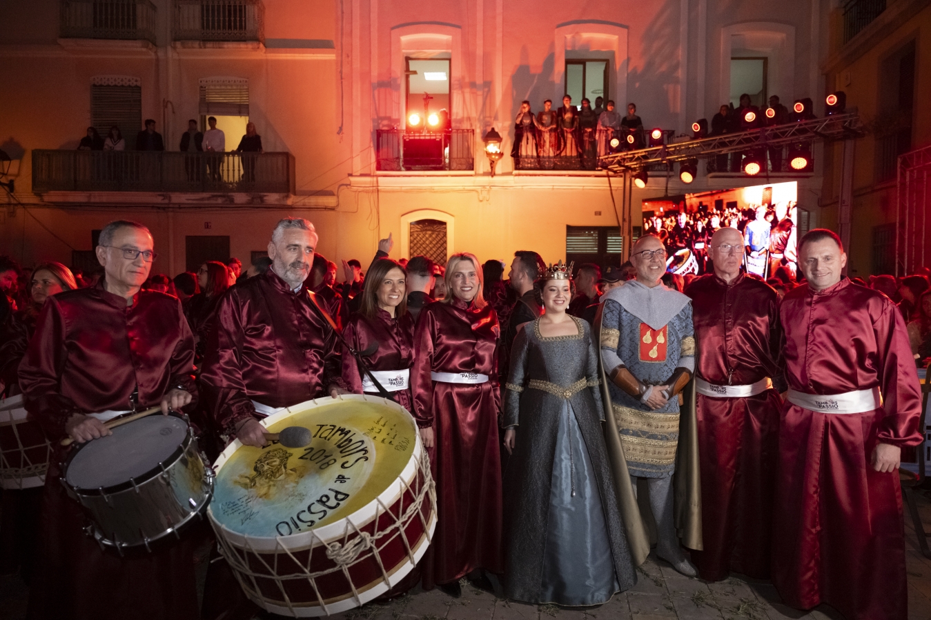 Marta Barrachina enaltix el soroll magistral dels bombos i tambors que trenca el silenci en la Rompida de la Hora d'Almassora