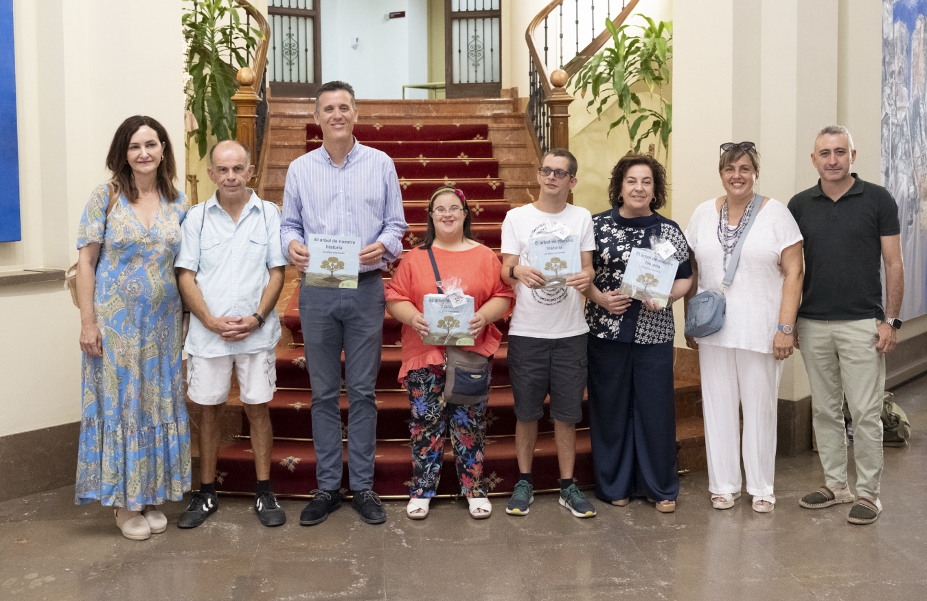La Diputació commemora el 25é aniversari del Centre Ocupacional de Síndrome de Down Castelló amb la impressió de ‘L'arbre de la nostra història, 25 anys creixent’
